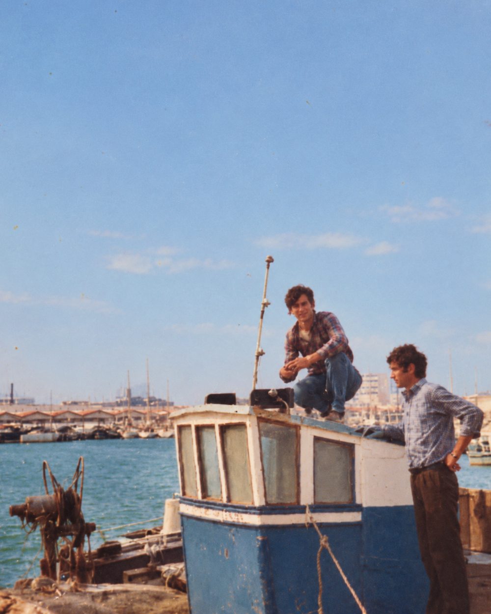 Pescadores num barco no porto da Fuseta